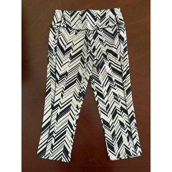Nike Dri-Fit Black and White Zig Zag Printed Capri Leggings Size Medium - Picture 3 of 13